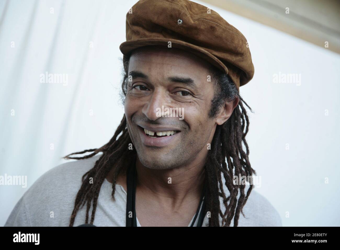 French singer Yannick Noah, backstage during French Socialist Party  presidential candidate Segolene Royal's meeting at the Charlety stadium in  Paris, France, on May 01, 2007. Photo by  DeRusse/Bisson/Orban/ABACAPRESS.COM Stock Photo - Alamy