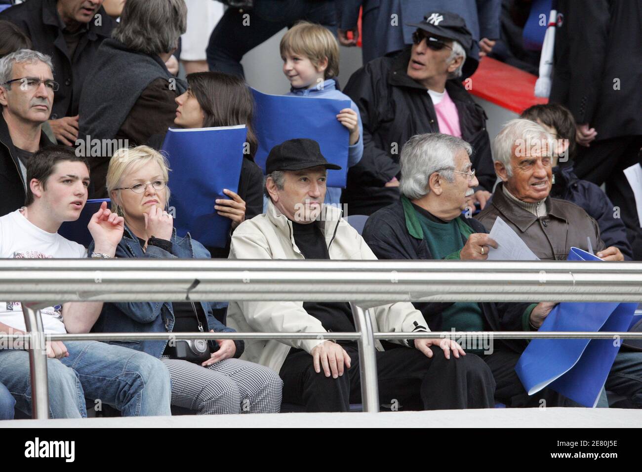 Raymond Domenech, Estelle Denis, French actor Gerard Darmon, TV presenter Michel Drucker and Jean-Paul Belmondo during the French Championship , PSG vs Olympic Lyonnais at the Parc des Princes stadium in Paris, France, on May 5, 2007. The game ended in a draw 1-1. Photo by Gouhier-Taamallah/Cameleon/ABACAPRESS.COM Stock Photo