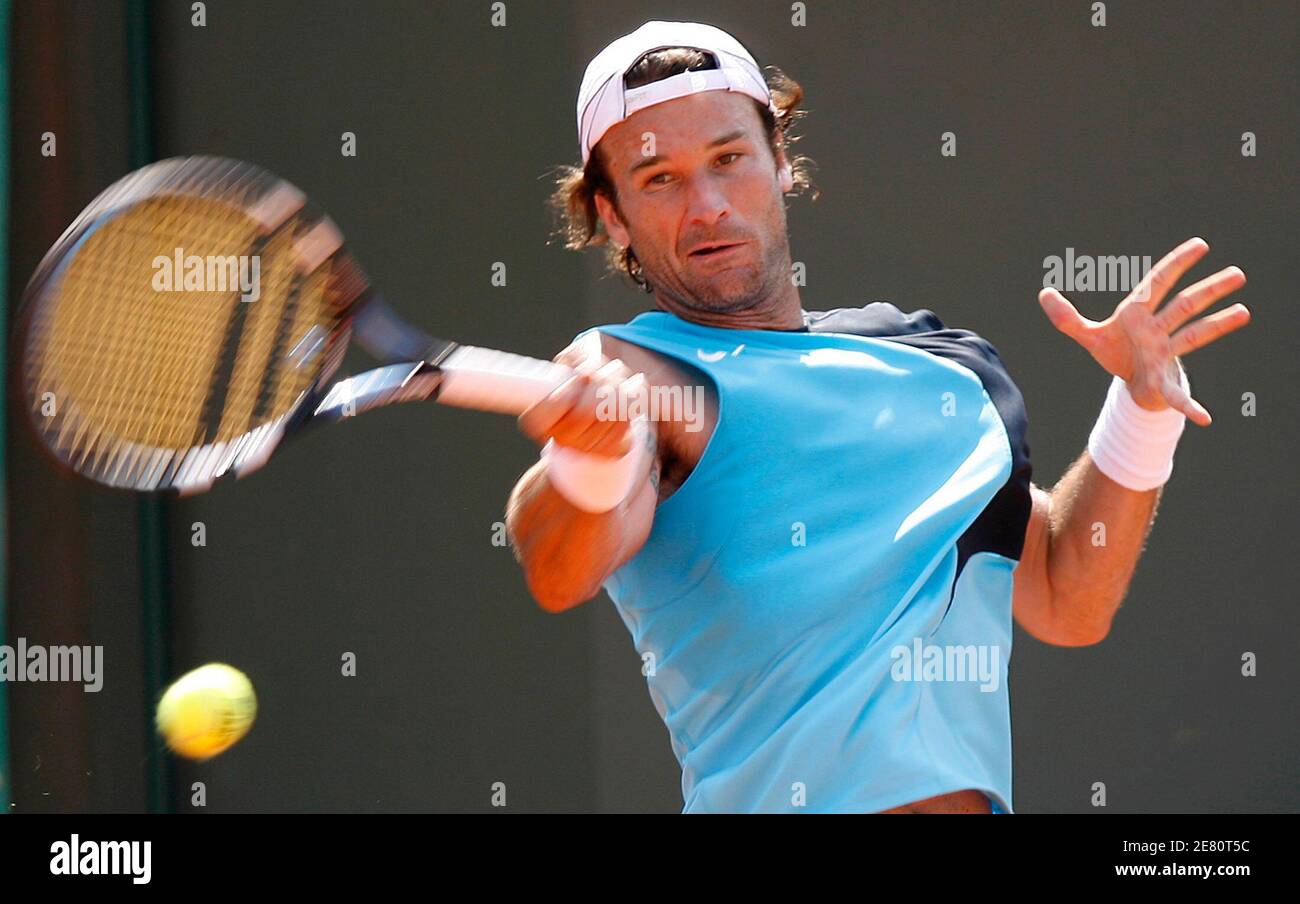Spain's Carlos Moya hits a return to Argentina's Juan Pablo Brzezicki at the French Open tennis tournament at Roland Garros in Paris June 2, 2007.  REUTERS/Charles Platiau (FRANCE) Stock Photo