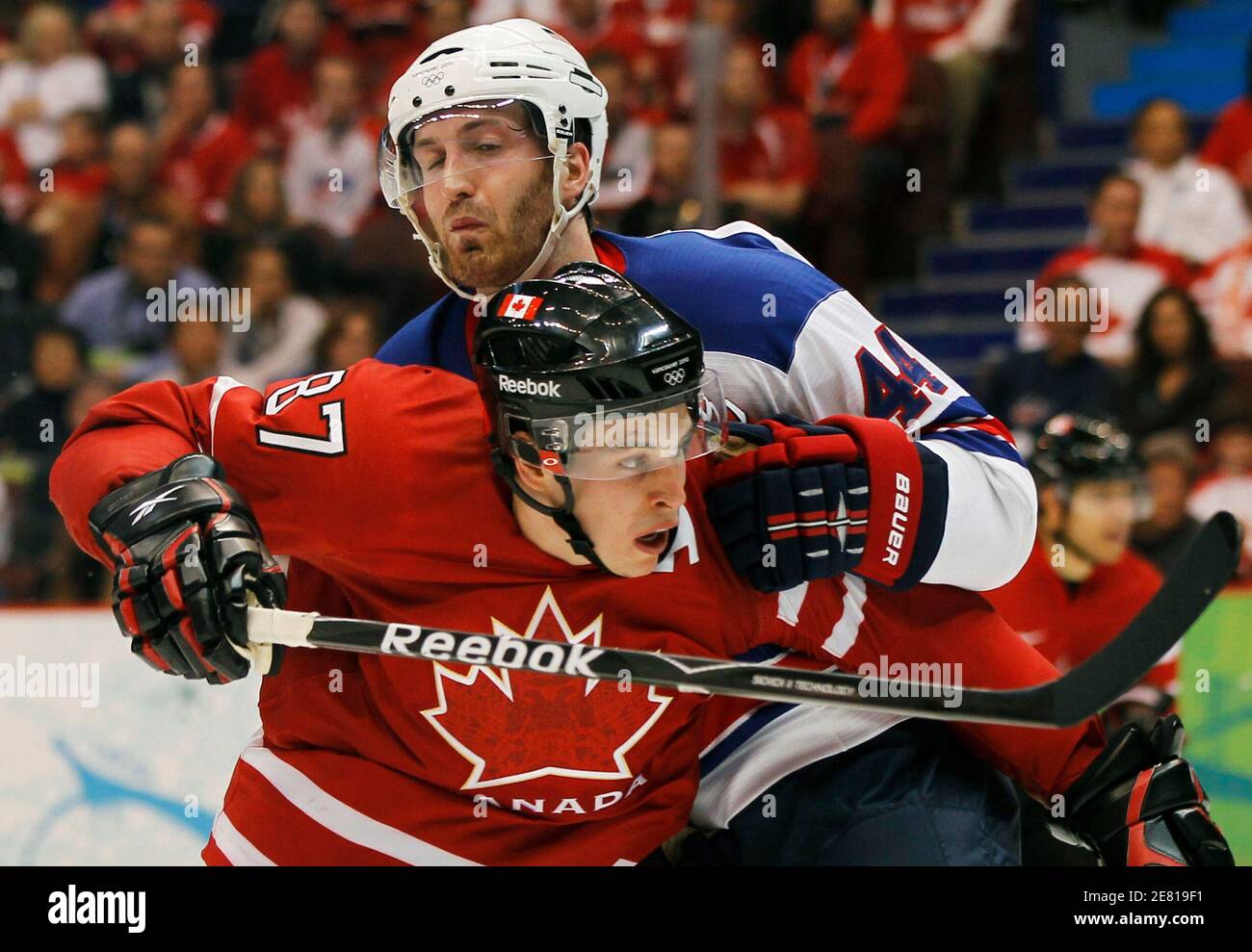 Sidney Crosby of Canada is held back by Brooks Orpik of the U.S. during  their hockey game at the Vancouver 2010 Winter Olympics, February 21, 2010.  REUTERS/Hans Deryk (CANADA Stock Photo - Alamy