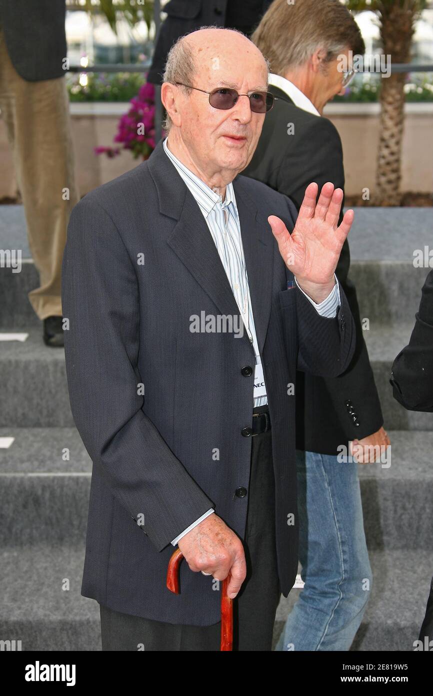 Portuguese director Manoel de Oliveira poses for the media during a photocall for the 60th International Film Festival in Cannes, France on May 20, 2007. Photo by Hahn-Nebinger-Orban/ABACAPRESS.COM Stock Photo