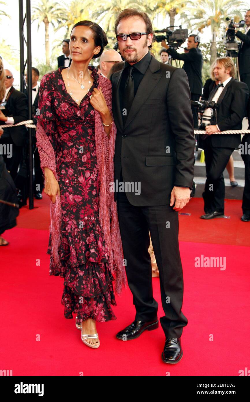 Swiss actor Vincent Perez and his wife Karine Sylla attend the premiere for the film 'Le Scaphandre et le Papillon' at the Palais des Festivals during the 60th International Cannes Film Festival on May 22, 2007 in Cannes. Photo by Hahn-Nebinger-Orban/ABACAPRESS.COM Stock Photo