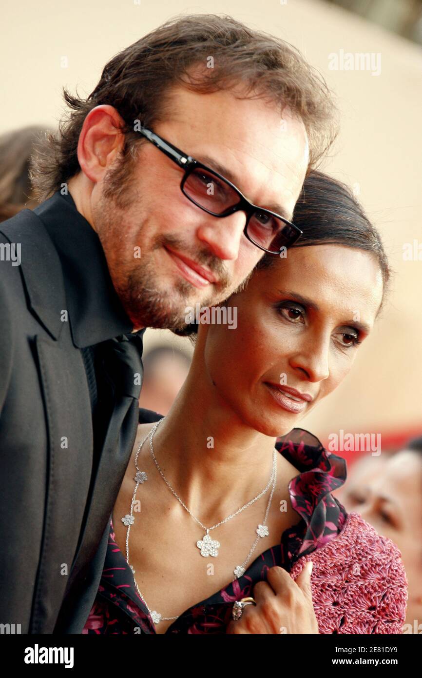 Swiss actor Vincent Perez and his wife Karine Sylla walk the red carpet of the Palais des Festivals in Cannes, France, May 22, 2007, for the gala screening of US director Julian Schnabel's film Le Scaphandre et le Papillon (The Diving Bell and the Butterfly), presented in competition at the 60th Cannes International Film Festival. The movie is about Elle France editor Jean-Dominique Bauby, who, in 1995 at the age of 43, suffered a stroke that paralyzed his entire body, except his left eye. Photo by Hahn-Nebinger-Orban/ABACAPRESS.COM Stock Photo