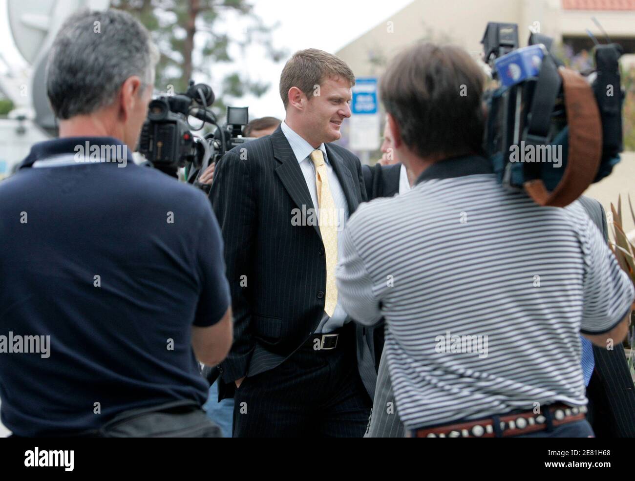 U.S. cyclist Floyd Landis leaves the Pepperdine University School of Law after an arbitration hearing in Malibu, California, May 21, 2007. The arbitrators are considering a case brought against Landis by the U.S. Anti-Doping Agency alleging the cyclist used illicit performance-enhancing drugs. He faces a possible two-year suspension and loss of his Tour de France title. REUTERS/Danny Moloshok (UNITED STATES) Stock Photo