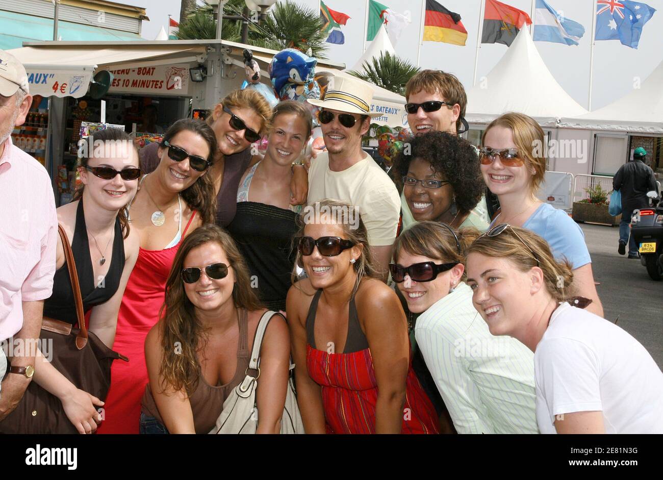 US actor Kevin Dillon (Matt Dillon's brother) poses with female friends on the Croisette while filming a scene for the HBO serie 'Entourage', during the 60th International Film Festival in Cannes, France, on May 25, 2007. Photo by Denis Guignebourg/ABACAPRESS.COM Stock Photo