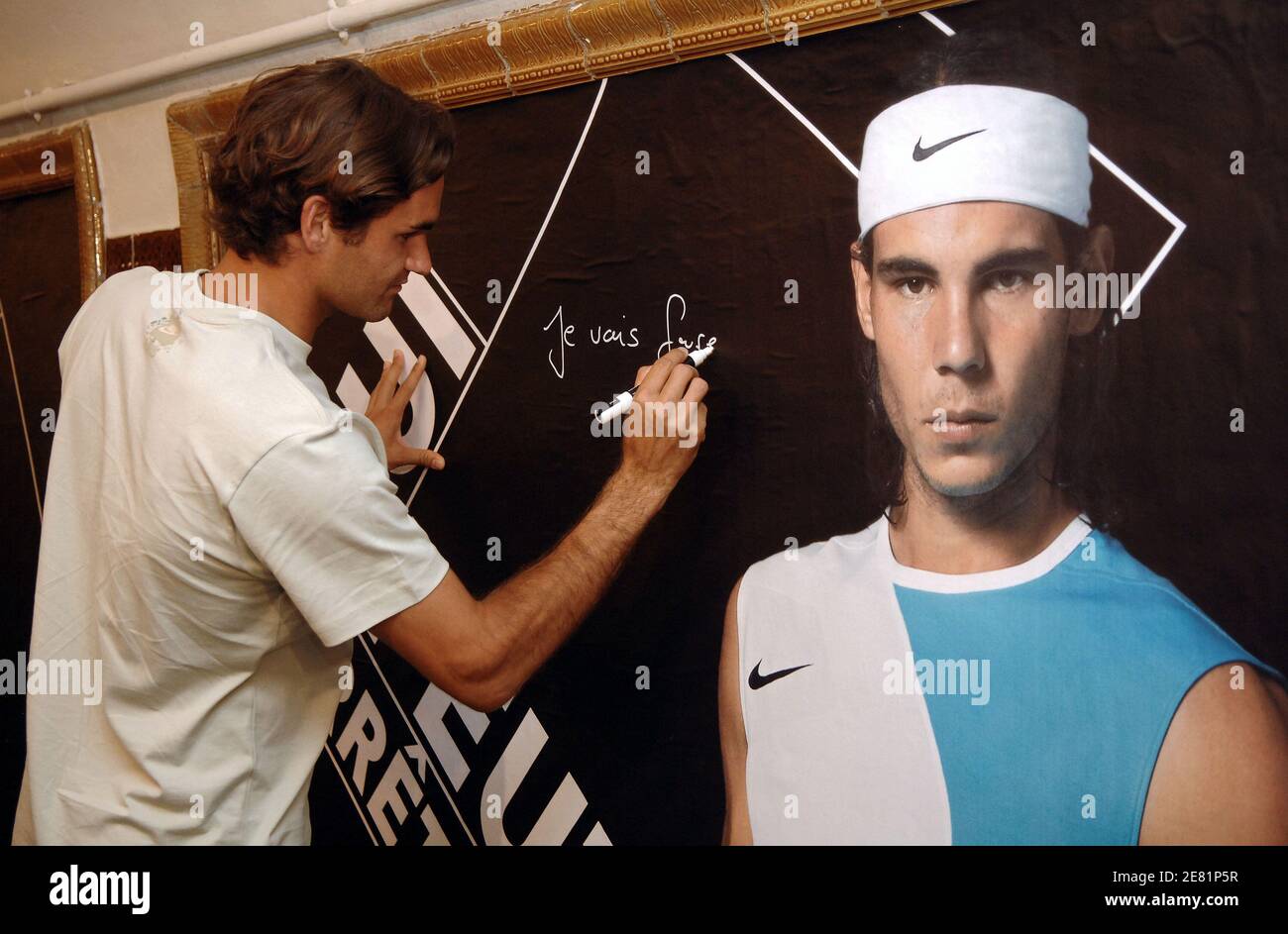 Switzerland's tennis player Roger Federer signs a poster in the Paris' subway, in Paris, France on May 25, 2007. Photo by Christophe Guibbaud/Cameleon/ABACAPRESS.COM Stock Photo
