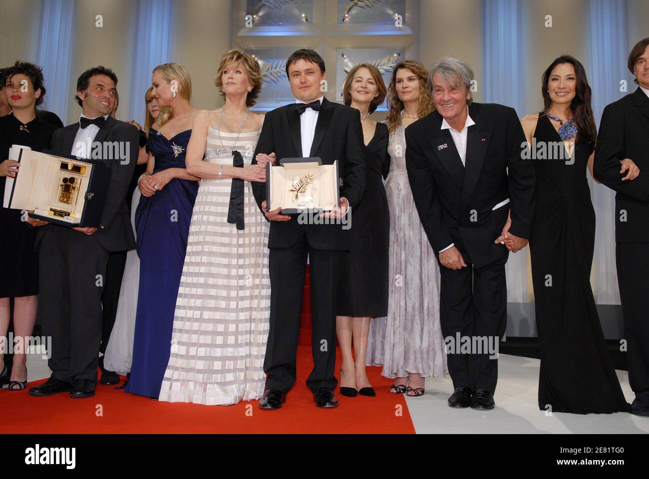 'Romanian director Cristian Mungiu (C) poses on stage after being awarded with the Palme d'Or prize for his film '4 Luni, 3 Saptamini si 2 Zile' (4 Months, 3 Weeks and 2 Days) German actress, Master of Ceremonies Diane Kruger (3rdL), US actress Jane Fonda (4thL), British actress Charlotte Rampling (5thR), French actors Marina Hands (4thR) and Alain Delon (3rdR) and Michelle Yeoh during the Closing ceremony of the 60th edition of the Cannes Film Festival at the Festival Palace in Cannes, southern France on May 27, 2007. A harrowing Romanian film won Cannes' top prize late 27 May as the world's Stock Photo