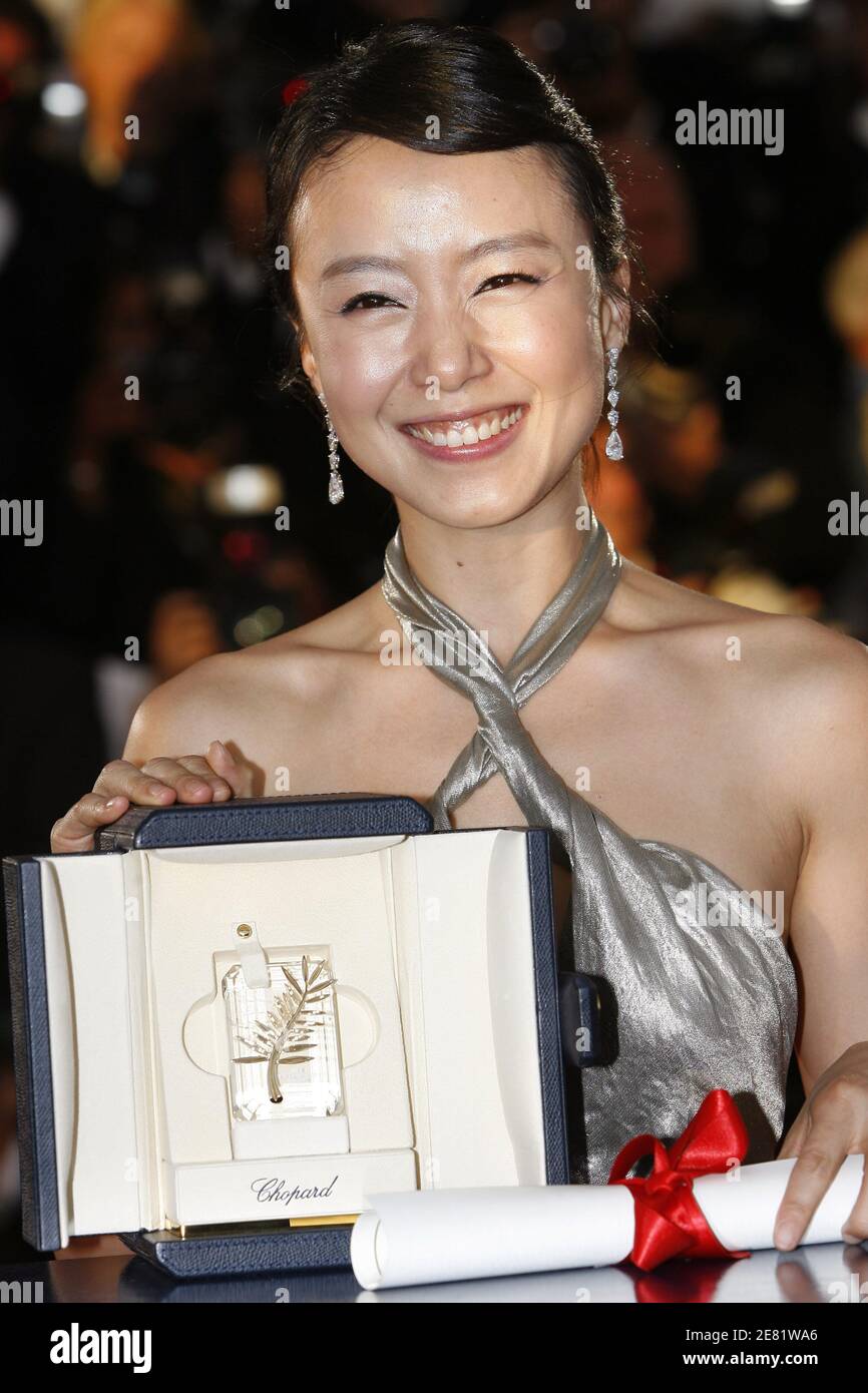 Actress Do Yeon Jeon Poses With The Best Actress Prize For The Movie Secret Sunshine At The Festival Palace In Cannes Southern France A Harrowing Romanian Film Won Cannes Top Prize Late 27