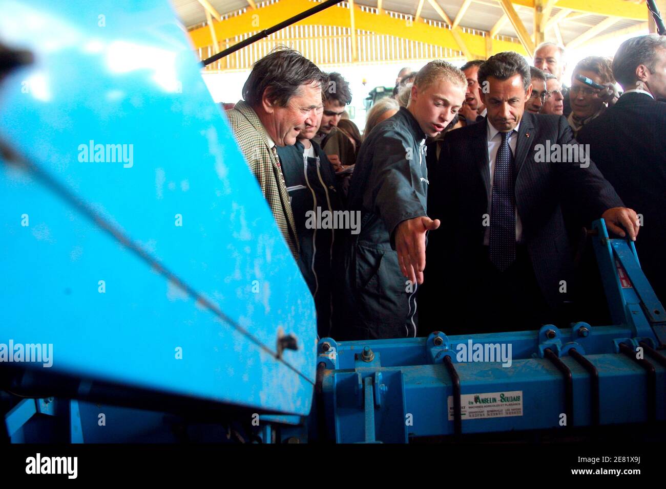 French President Nicolas Sarkozy meets with workers as he visits the cooperative 'Terre de Lin' in Saint-Pierre-Le-Viger, western France, May 29, 2007. Photo by Mehdi Taamallah/ABACAPRESS.COM Stock Photo
