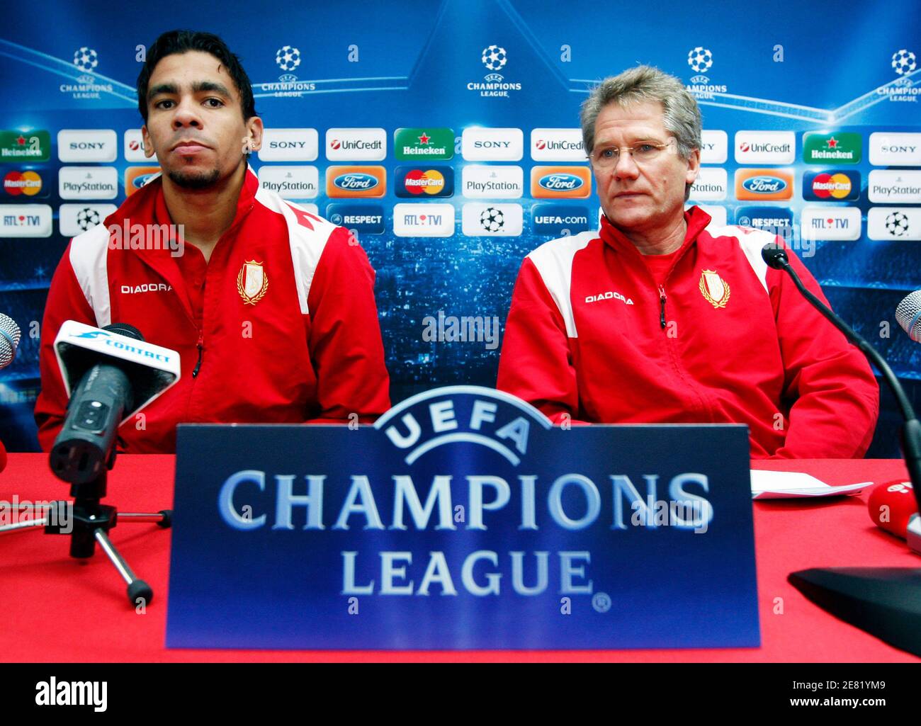 Standard Liege's coach Laszlo Boloni (R) and player Igor De Camargo address  a news conference in Liege December 8, 2009. Standard will play AZ Alkmaar  in the Champions League in Liege on