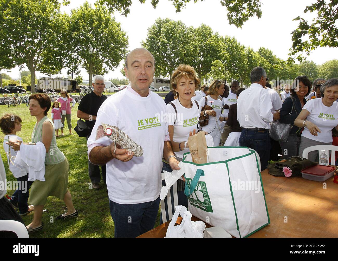 Environment superminister and Bordeaux' mayor Alain Juppe with wife Isabelle campaigns during a picnic in Bordeaux, France on June 3, 2007. Alain Juppe campaigns as UMP candidate for the upcoming parliamentary elections. Photo by Patrick Bernard/ABACAPRESS.COM Stock Photo