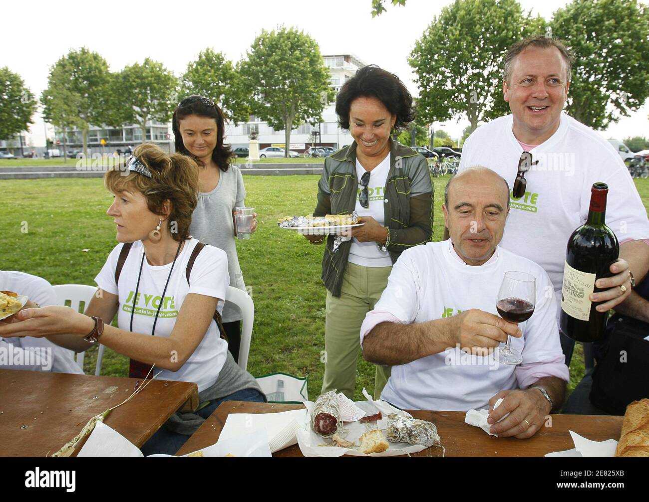 Environment superminister and Bordeaux' mayor Alain Juppe with wife Isabelle campaigns during a picnic in Bordeaux, France on June 3, 2007. Alain Juppe campaigns as UMP candidate for the upcoming parliamentary elections. Photo by Patrick Bernard/ABACAPRESS.COM Stock Photo