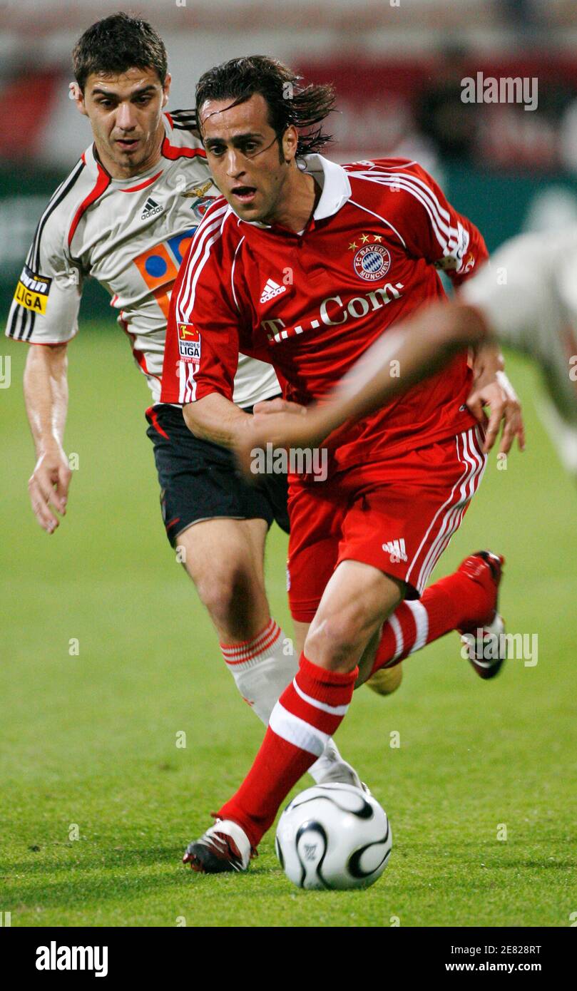 Ali Karimi of Bayern Munich (R) fights for the ball with Katsouranis  Konstantinios of Benfica during a soccer tournament in Dubai January 8,  2007. REUTERS/Ahmed Jadallah (UNITED ARAB EMIRATES Stock Photo - Alamy