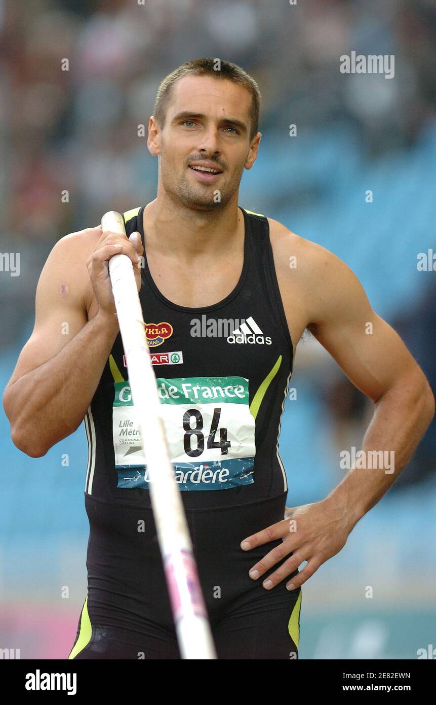 Czech Republic's Roman Sebrle competes on pole vault of triathlon during the meeting of Lille Metropole, in Villeneuve d'Ascq, France on June 8, 2007. Photo by Nicolas Gouhier/Cameleon/ABACAPRESS.COM Stock Photo