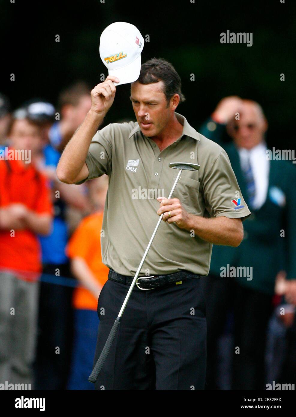 Australia's Richard Green acknowledges crowd at the eighteenth green after his final round of the Scottish Open golf tournament at Loch Lommond near Glasgow, Scotland July 13, 2008. REUTERS/David Moir (BRITAIN) Stock Photo