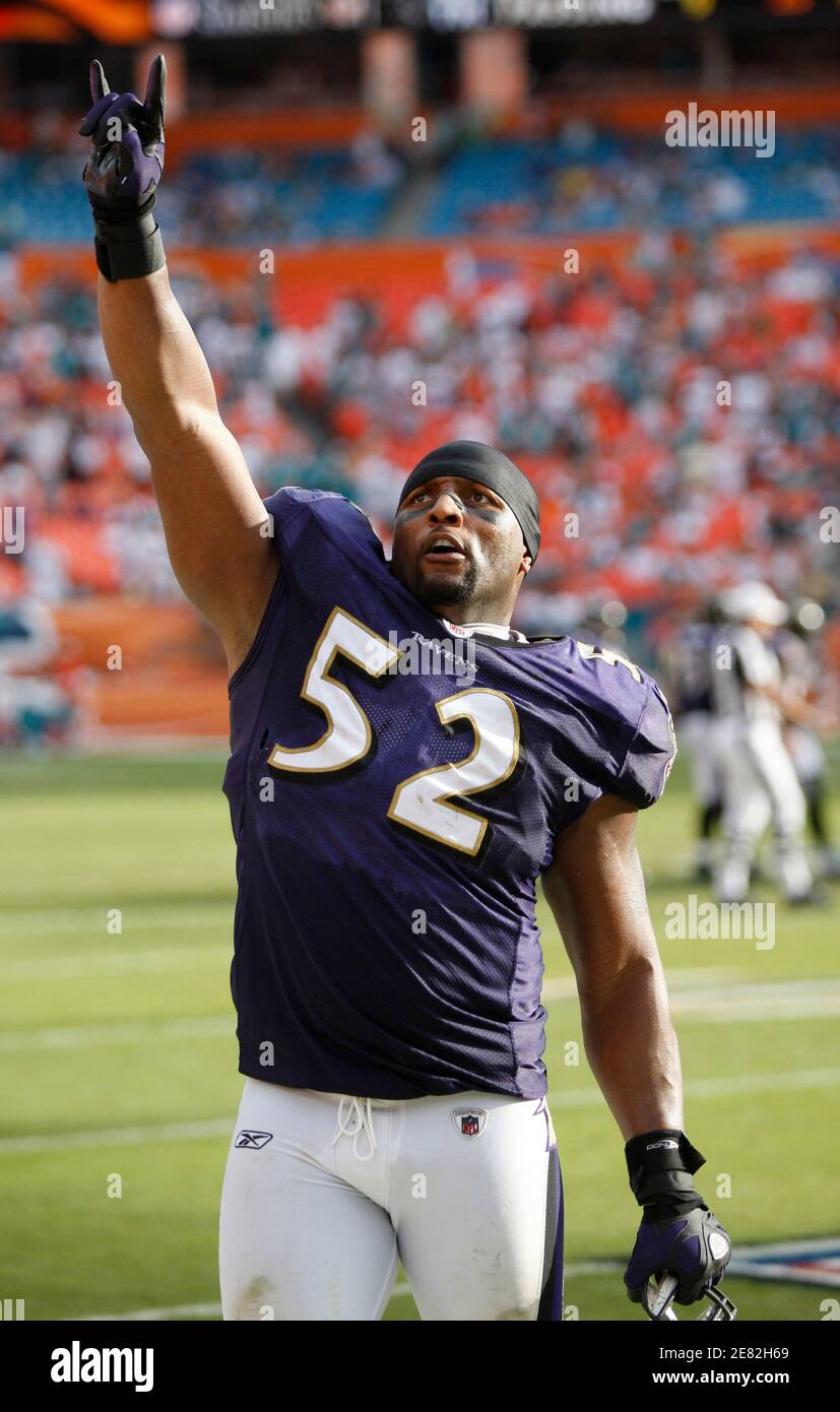 Baltimore Ravens linebacker Ray Lewis reacts following his team's win over  the Miami Dolphins during their NFL Wild Card football game in Miami  January 4, 2009. REUTERS/Scott Audette (UNITED STATES Stock Photo -