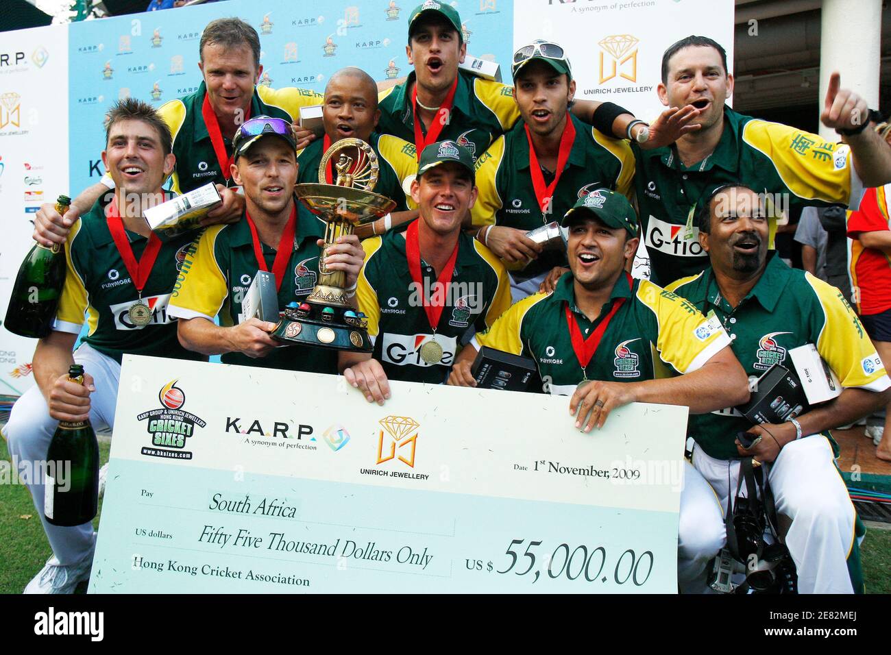 South Africa's captain David Jacobs (front row 2nd L) and his team mates celebrate with their trophy after their win over the Hong Kong team in the finals of the Hong Kong Cricket Sixes tournament November 1,2009     REUTERS/Tyrone Siu    (CHINA SPORT CRICKET POLITICS) Stock Photo