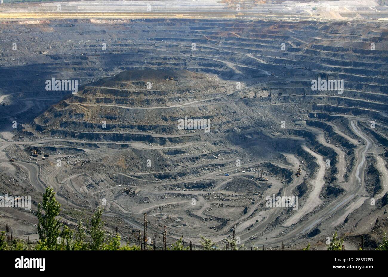 A general view shows Europe's largest open-pit mine in the town of Gubkin, 500 km (315 miles) south of Moscow May 30, 2008. Soviet geologists were looking for oil when exploring this region south of Moscow. Instead, they unearthed Europe's largest iron belt.  Picture taken May 30, 2008. To match feature IRON-RUSSIA/    REUTERS/Robin Paxton  (RUSSIA) Stock Photo