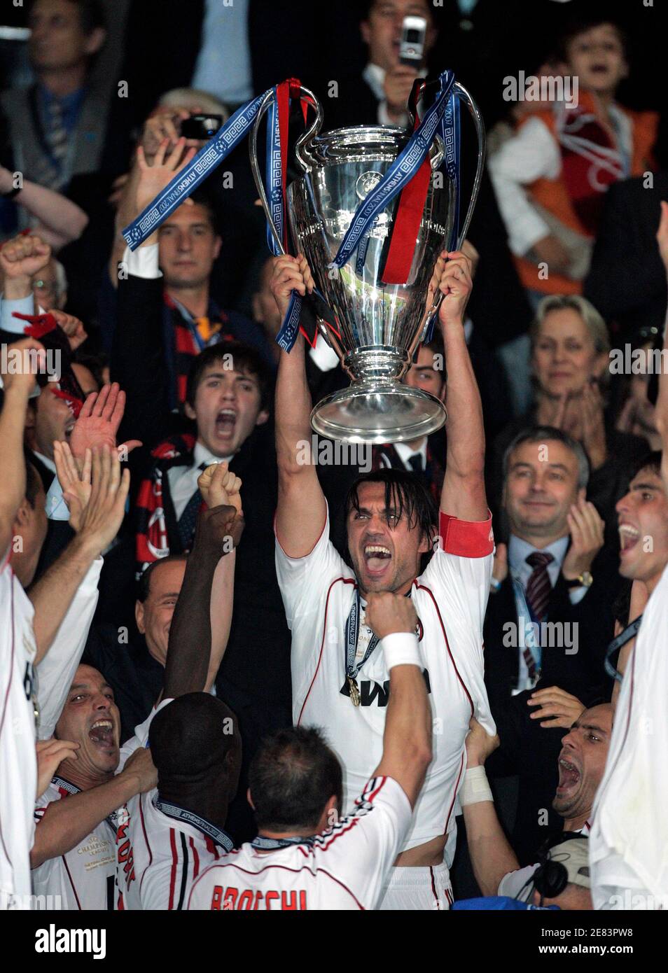 AC Milan's captain Paolo Maldini lifts the trophy after defeating Liverpool  in the Champions League final soccer match in Athens May 23, 2007.  REUTERS/Phil Noble (GREECE Stock Photo - Alamy