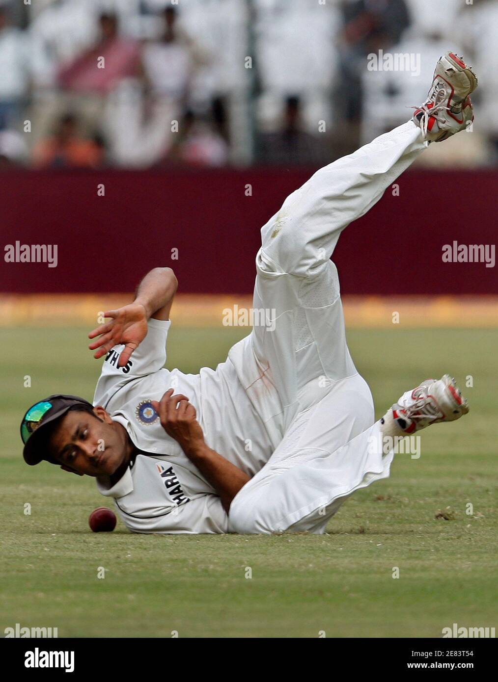 India captain Anil Kumble dives to stop the ball against Pakistan on the  third day of their third and final test cricket match in Bangalore December  10, 2007. REUTERS/Adnan Abidi (INDIA Stock