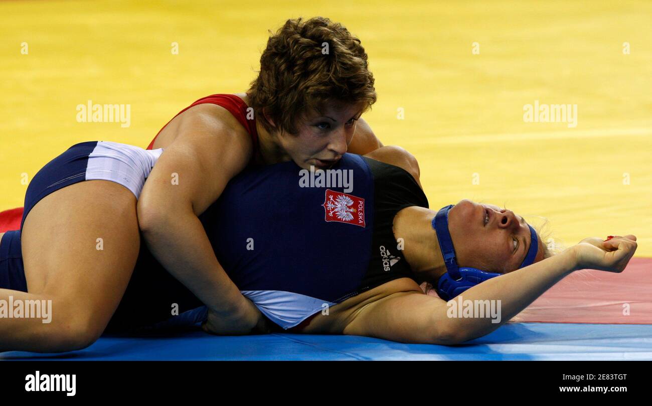 Stanka Zlateva (top) of Bulgaria fights Agnieszka Wieszczek of Poland  during the women's 72kg freestyle wrestling semifinal competition at the  Beijing 2008 Olympic Games August 17, 2008. REUTERS/Oleg Popov (CHINA Stock  Photo - Alamy