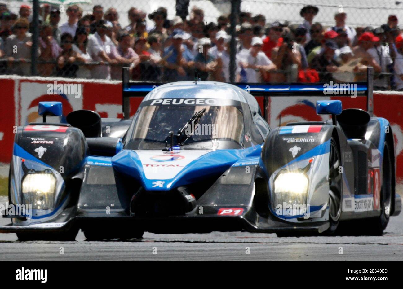 France's Franck Montagny drives his Peugeot 908 HDI FAP number 8 during the  Le Mans 24 Hour sportscar race in Le Mans, central France, June 13, 2009.  Peugeot 908 HDI FAP number