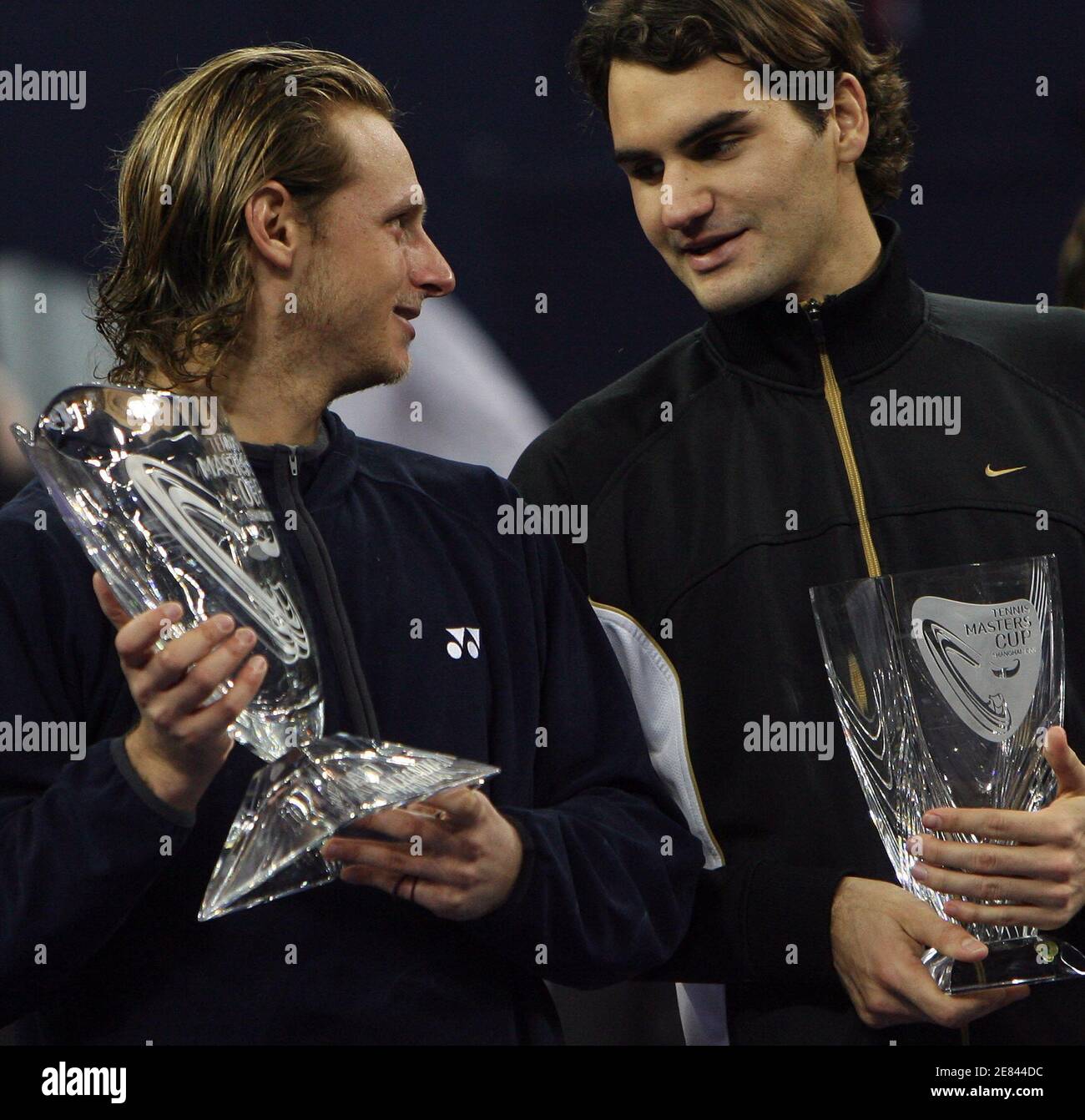 David Nalbandian of Argentina (L), winner of the Tennis Masters Cup in  Shanghai, chats with Roger Federer of Switzerland (R) at the end of their  match November 20, 2005. Nalbandian fought back