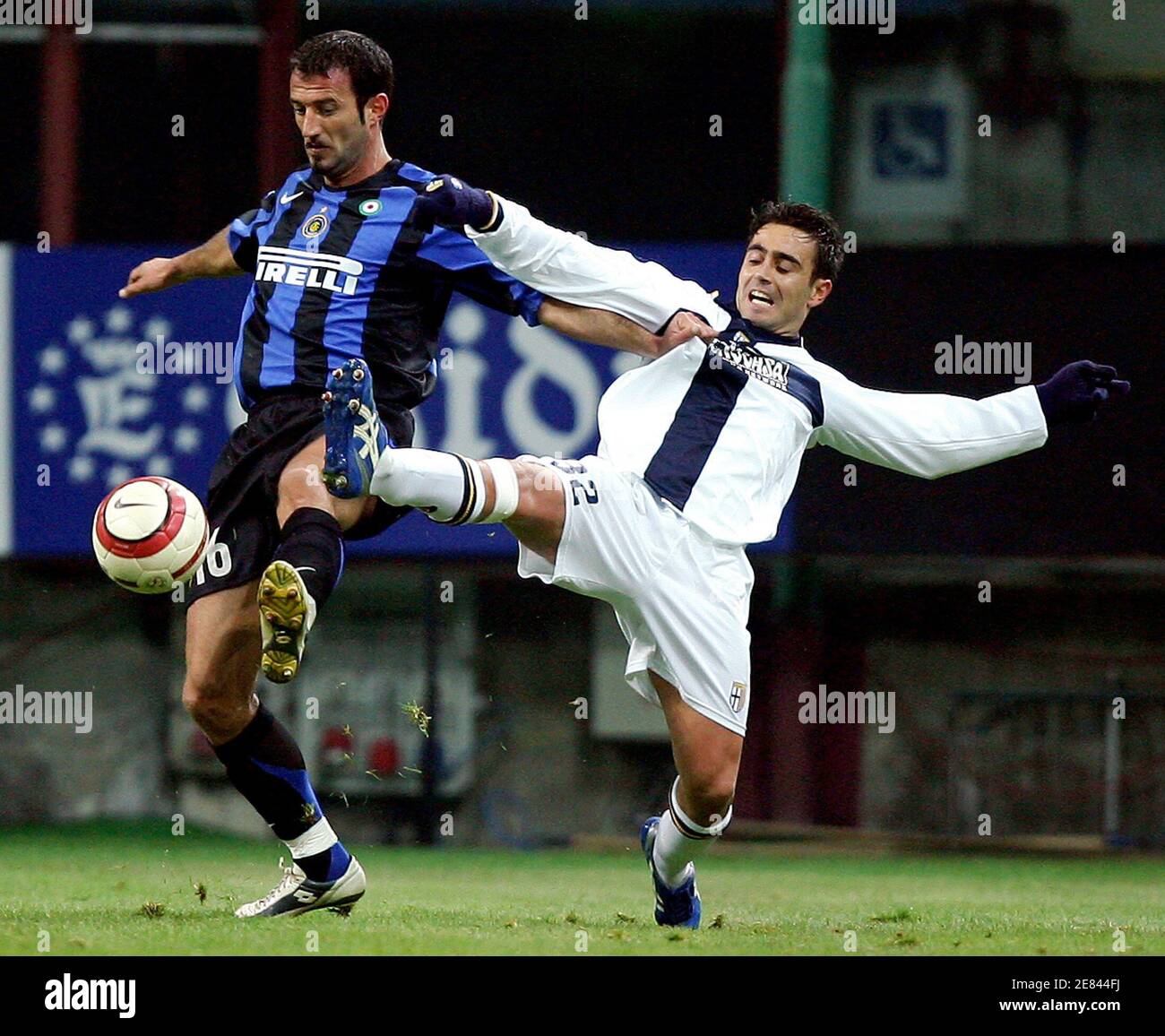 Inter Milan's Giuseppe Favalli (L) and Marco Marchionni of Parma fight for the ball during their Italian Serie A soccer match at the San Siro Stadium in Milan November 20, 2005. REUTERS/Daniele La Monaca Stock Photo