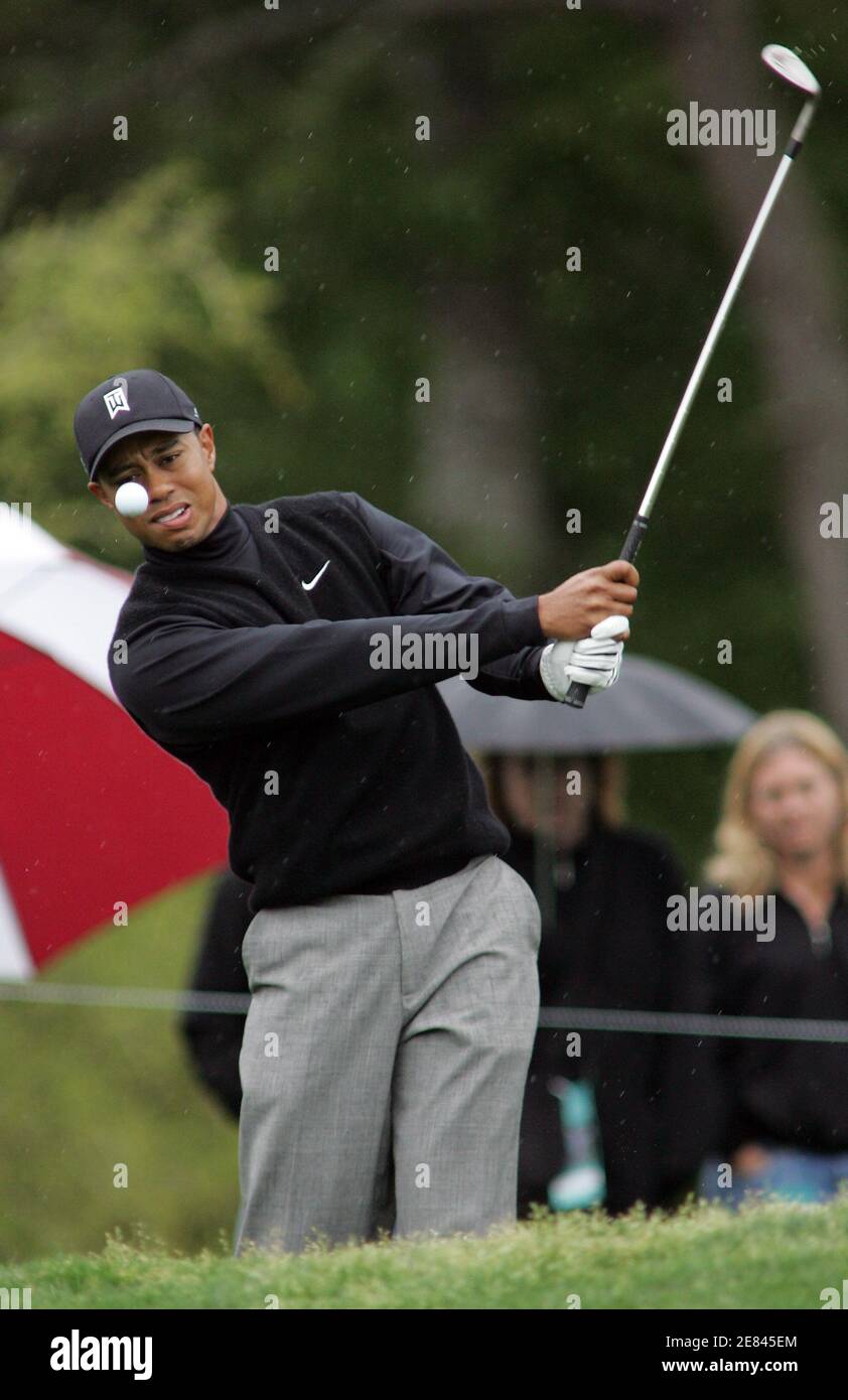 Tiger Woods chips on to the fourth green during the first round at The Players Championship in Ponte Vedra Beach, Florida March 23, 2006. REUTERS/Rick Fowler Stock Photo