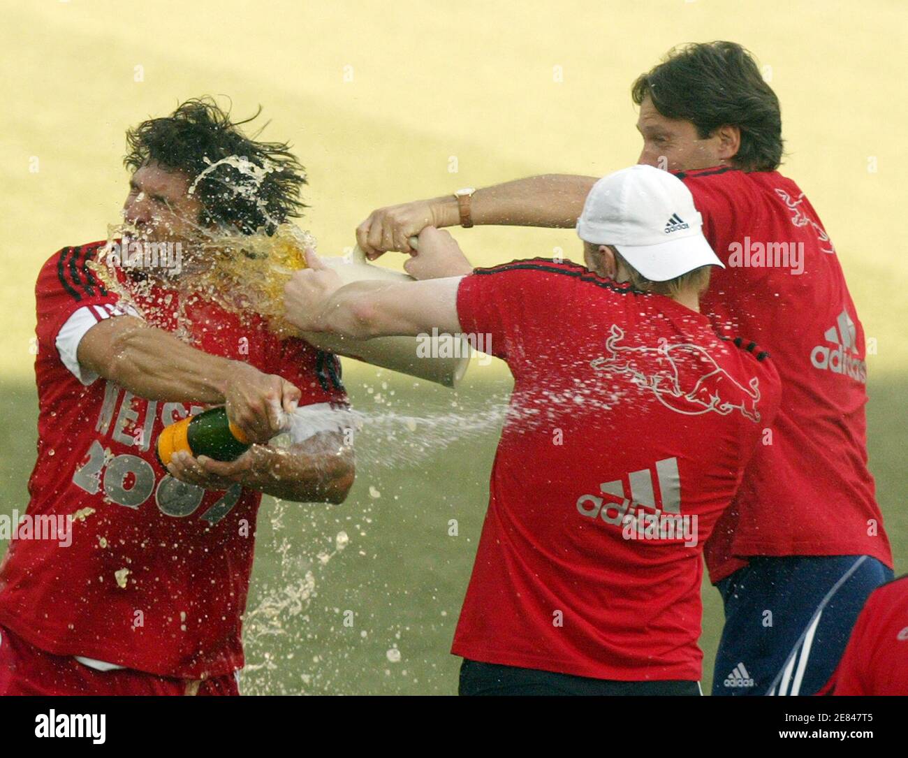 Red Bull Salzburg's Thomas Winklhofer (L) and Timo Ochs pour beer over each  other as the celebrate winning the Austrian championship in Salzburg May  20, 2007. REUTERS/Calle Toernstroem (AUSTRIA Stock Photo - Alamy