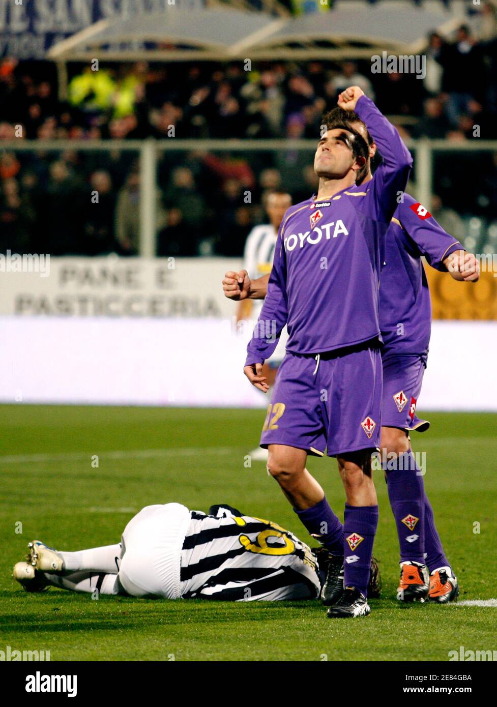 Fiorentina's Marco Marchionni (R) celebrates after scoring as Juventus' Paolo De Ceglie (bottom) lies on the field during their Italian Serie A soccer match at the Artemio Franchi stadium in Florence March 6, 2010.     REUTERS/Giampiero Sposito (ITALY - Tags: SPORT SOCCER) Stock Photo