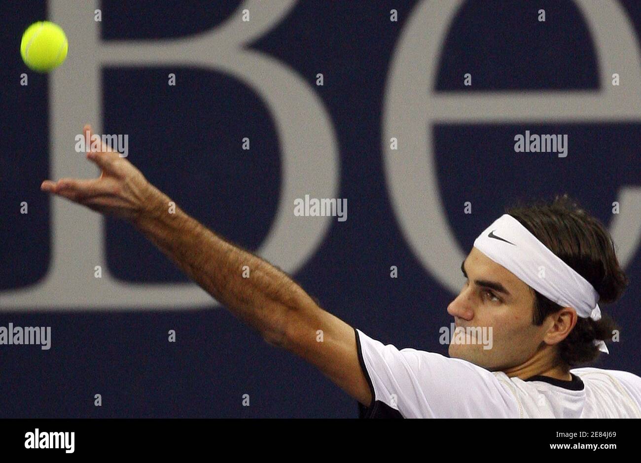 Roger Federer of Switzerland serves to Guillermo Coria of Argentinain Tennis  Masters Cup in Shanghai, China November 17, 2005. Federer won 6-0 1-6 6-2.  REUTERS/Nir Elias Stock Photo - Alamy