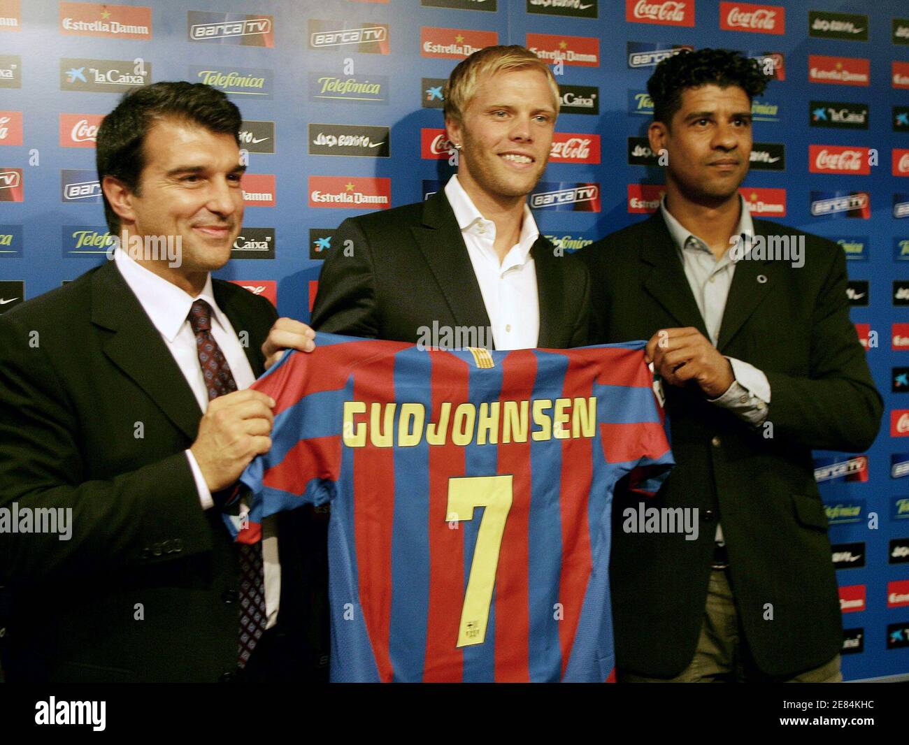 Barcelona's President Joan Laporta (L), Icelandic striker Eidur Gudjohnsen (C) shows the club jersey with Dutch coach Frank Rijkaard before a news conference at Nou Camp stadium in Barcelona, Spain June 14, 2006.  Gudjohnsen signed a four-year contract with Barcelona.  REUTERS/Gustau Nacarino (SPAIN) Stock Photo