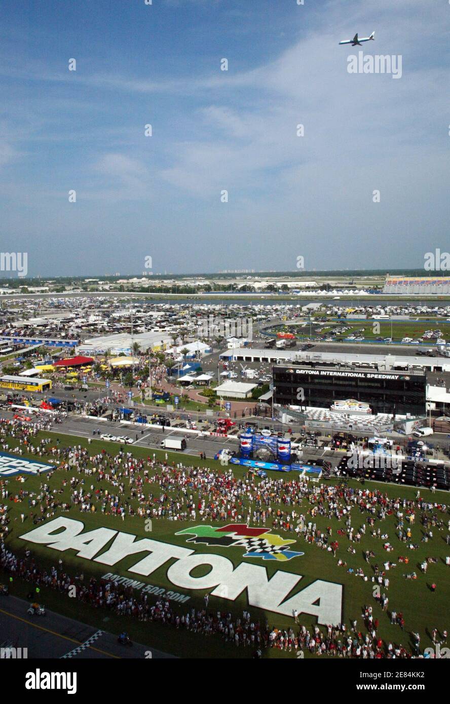Air Force Two with Vice President Dick Cheney fly's over the Daytona International Speedway prior to the start of the Pepsi 400 in Daytona Beach, Florida on July 1, 2006. REUTERS/Rick Fowler (United States) Stock Photo