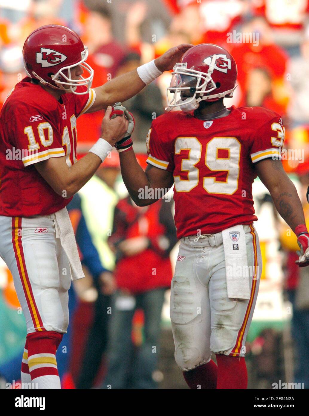 Kansas City Chiefs quarterback Trent Green (L) congratulates runningback Dee Brown after scoring the last touchdown of the game against the Cincinnati Bengals during their NFL game at Arrowhead Stadium in Kansas City, Missouri January 1, 2006. The Chiefs won 37-3, but will not go on to the playoffs because of the outcome of other games. REUTERS/Dave Kaup Stock Photo