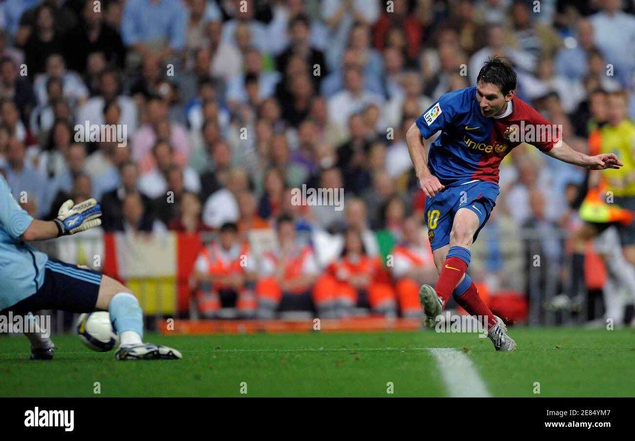 Barcelona's Lionel Messi (R) shoots a goal towards Real Madrid's goalkeeper  Iker Casillas during their Spanish first division soccer match at Santiago  Bernabeu stadium in Madrid May 2, 2009. REUTERS/Felix Ordonez (SPAIN