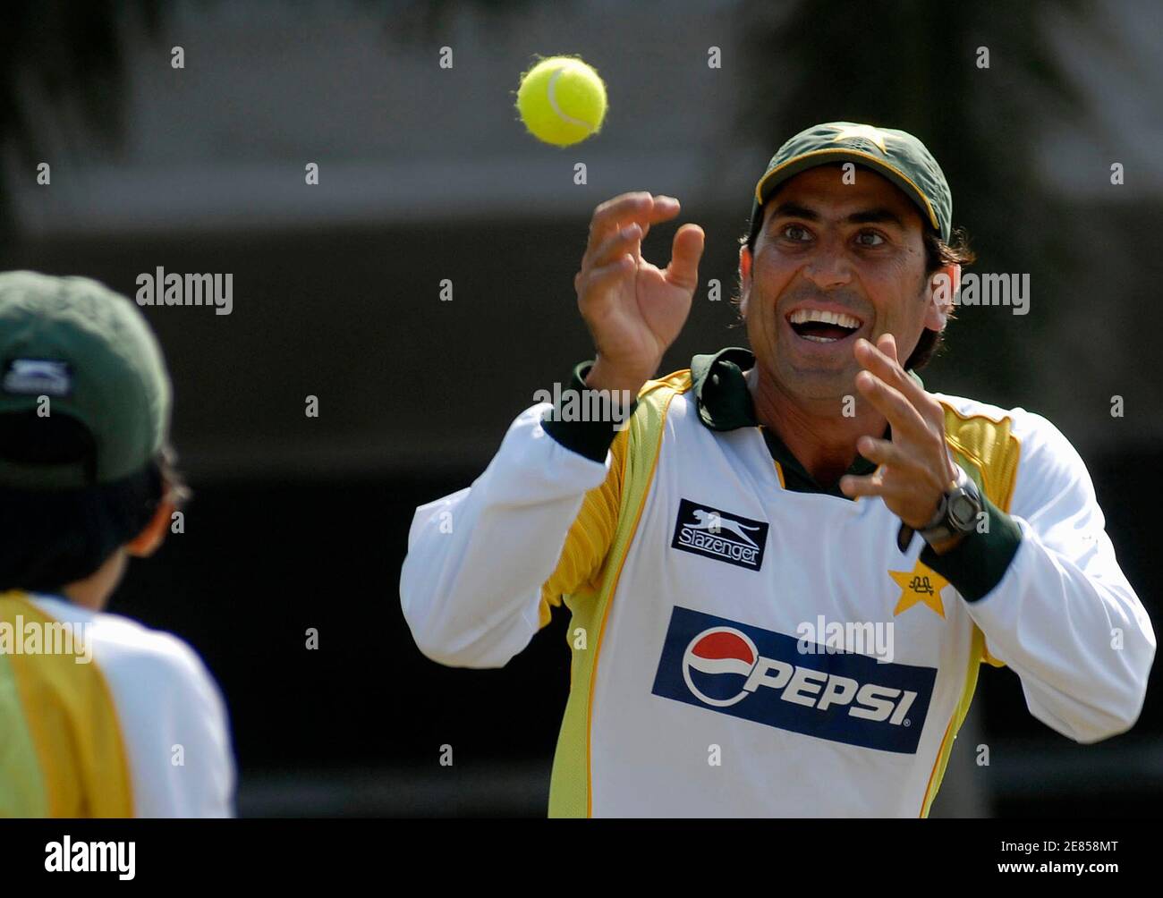 Pakistan's Younis Khan catches a tennis ball during a training session for  the T20 Cricket World Cup in Durban, September 11, 2007. REUTERS/Rogan Ward  (SOUTH AFRICA Stock Photo - Alamy