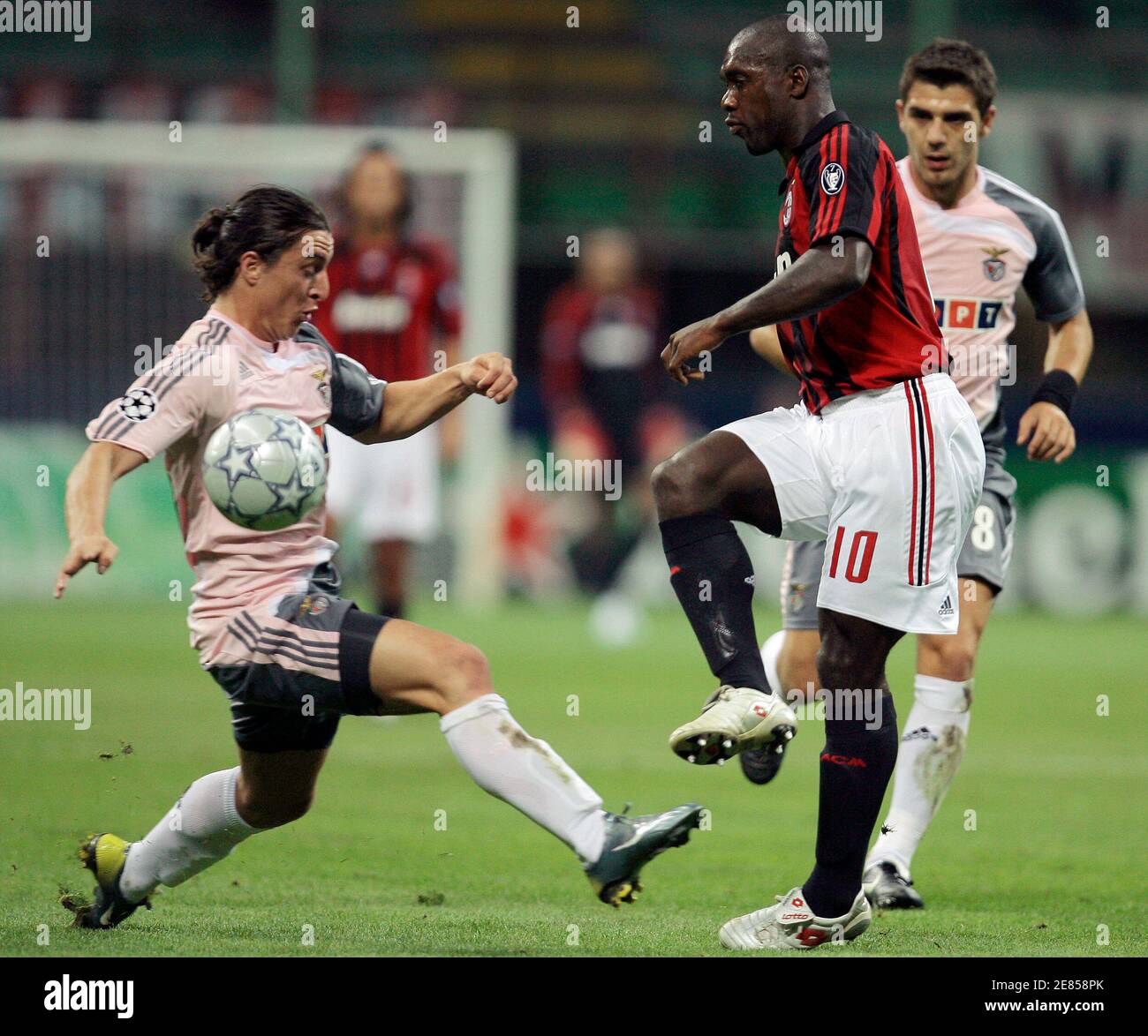 Ac Milan S Clarence Seedorf R Challenges Cristian Rodriguez Of Benfica During Their Champions League Group D Soccer Match At San Siro Stadium In Milan September 18 07 Reuters Alessandro Garofalo Italy Stock Photo