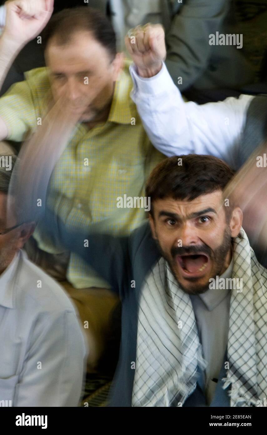 Worshippers shout anti-U.S. and anti-Israel slogans during Tehran's Friday prayers October 2, 2009. REUTERS/Raheb Homavandi (IRAN POLITICS RELIGION) Stock Photo