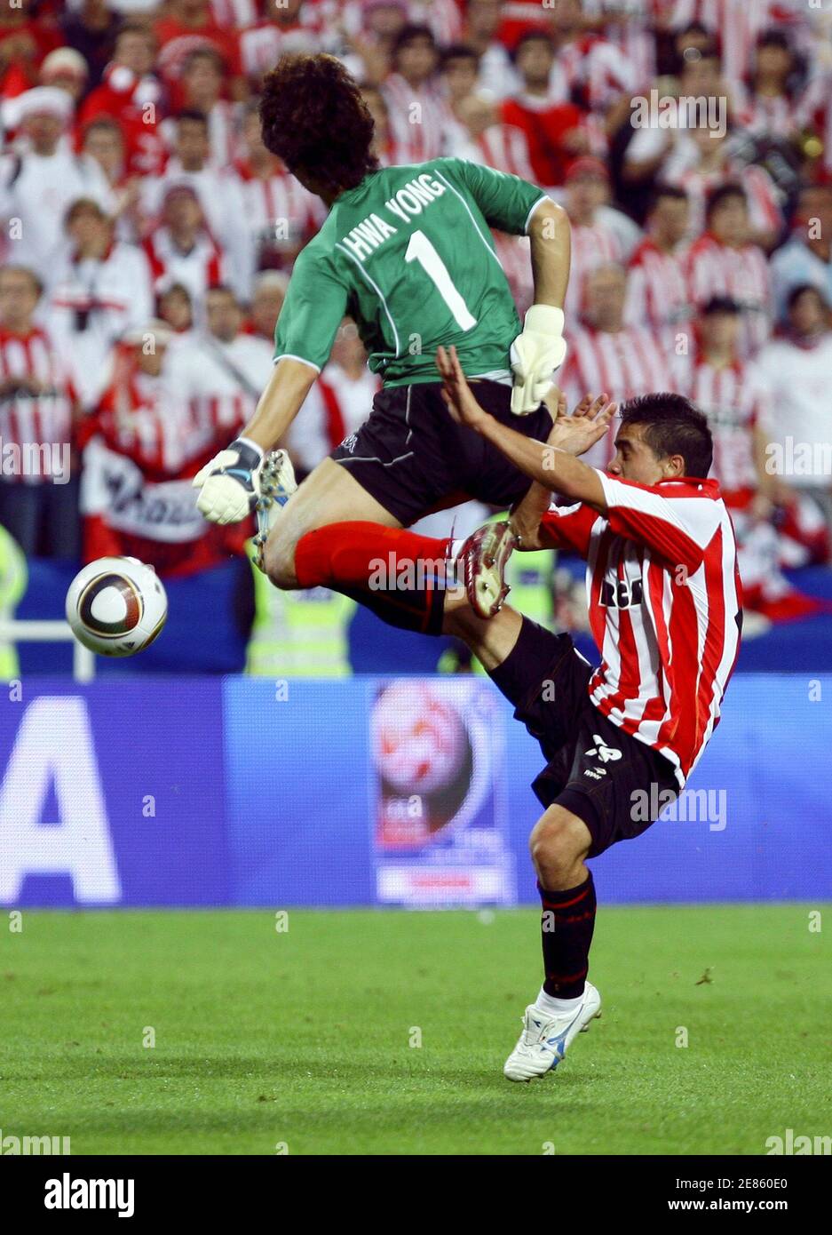Estudiantes' Maxi Nunez (R) collides with Pohang Steelers' goalkeeper Shin Hwa Yong during their FIFA Club World Cup semi-final soccer match at Mohammed bin Zayed stadium in Abu Dhabi December 15, 2009. REUTERS/Fahad Shadeed (UNITED ARAB EMIRATES - Tags: SPORT SOCCER) Stock Photo