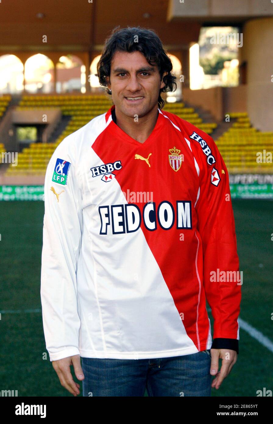 Former AC Milan striker Christian Vieri poses in his new jersey in Monaco  January 11, 2006. Italian striker Vieri joined Monaco on Wednesday and said  his goal was to win a place