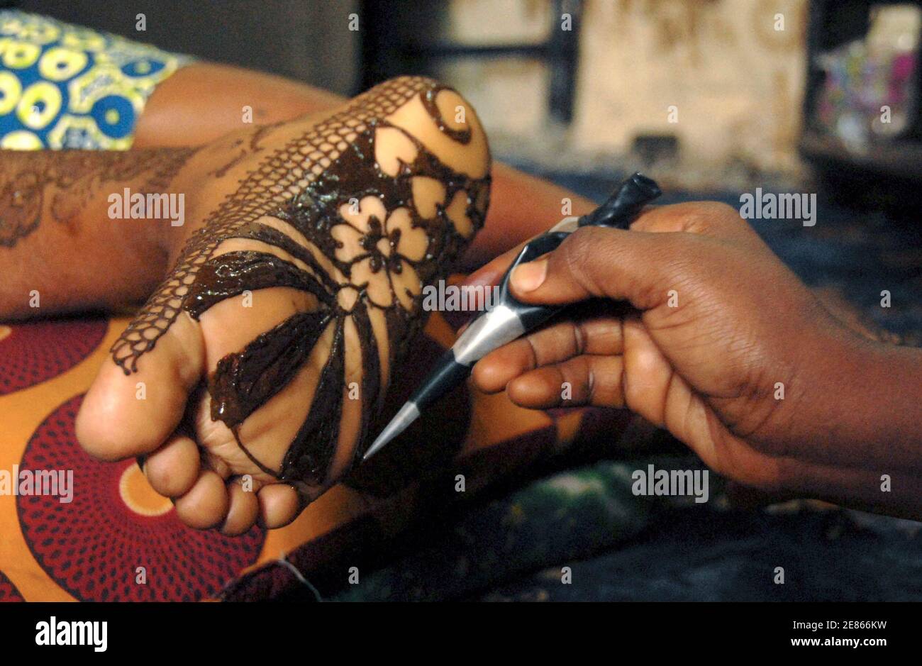 Henna applied on the brides hands Stock Photo - Alamy