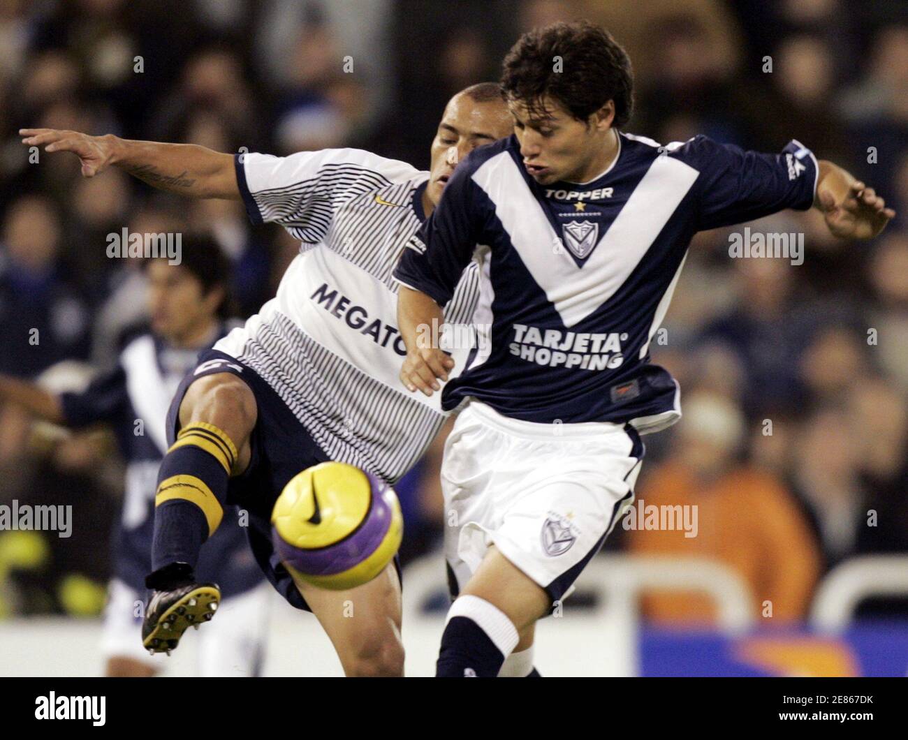 Velez Sarsfield's Mauro Zarate (R) fights for the ball with Boca Juniors'  Clemente Rodriguez during their Copa Libertadores soccer match in Buenos  Aires May 9, 2007. REUTERS/Marcos Brindicci (ARGENTINA Stock Photo - Alamy