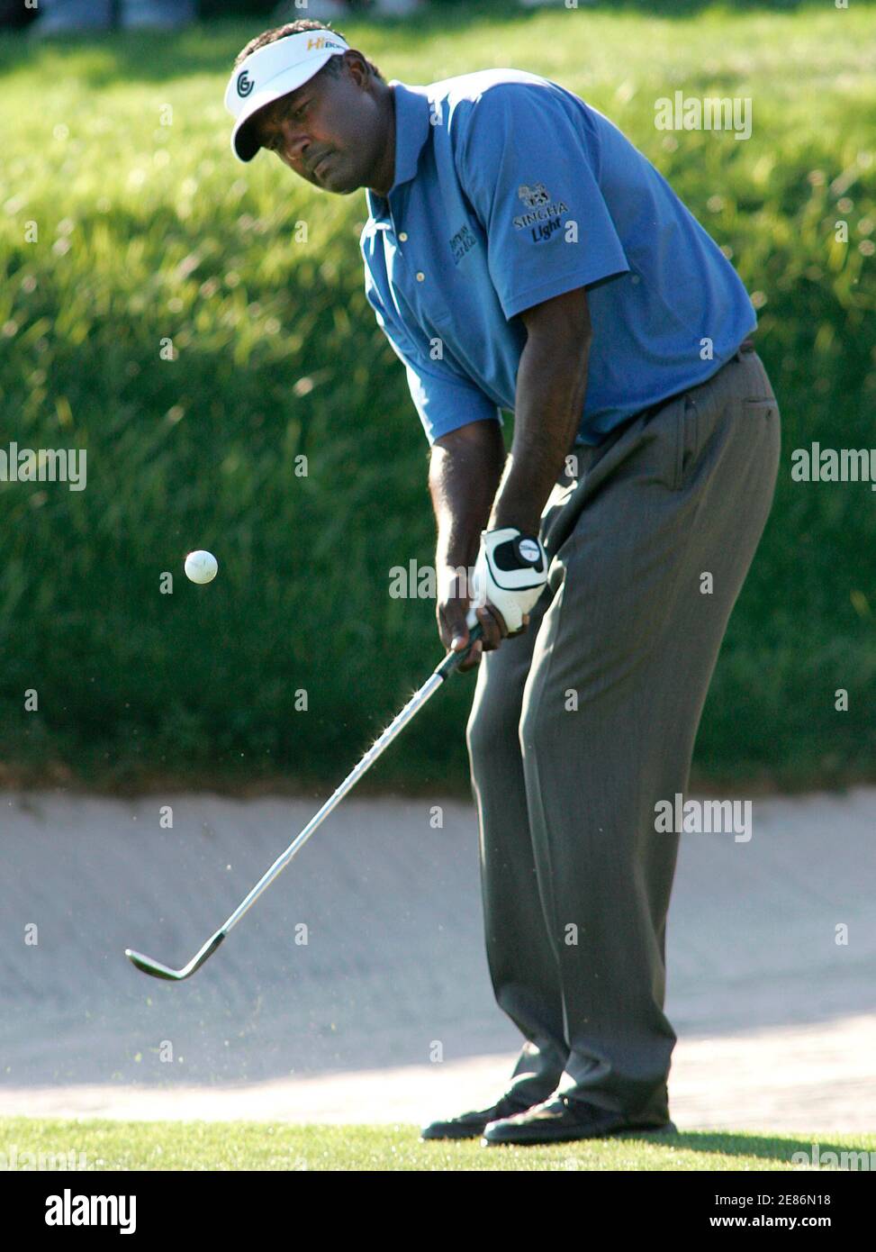Vijay Singh of Fiji chips onto the 18th green during the fourth round of the Arnold Palmer Invitational golf tournament at the Bay Hill Club in Orlando, Florida, March 18, 2007. Singh won the tournament and finished at eight-under-par with a score of 272.  REUTERS/Rick Fowler (UNITED STATES) Stock Photo