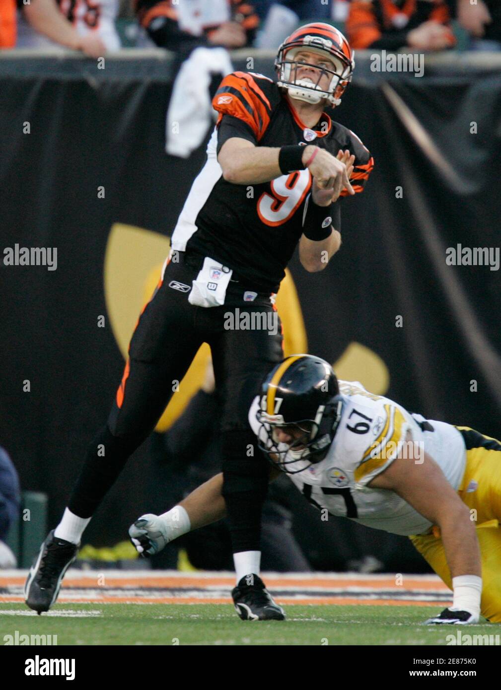 Cincinnati Bengals quarterback Carson Palmer (L) gets hit by Pittsburgh  Steelers defensive end Kimo von Oelhoffen during the first half of their  AFC Wildcard playoff game in Cincinnati, Ohio January 8, 2006.
