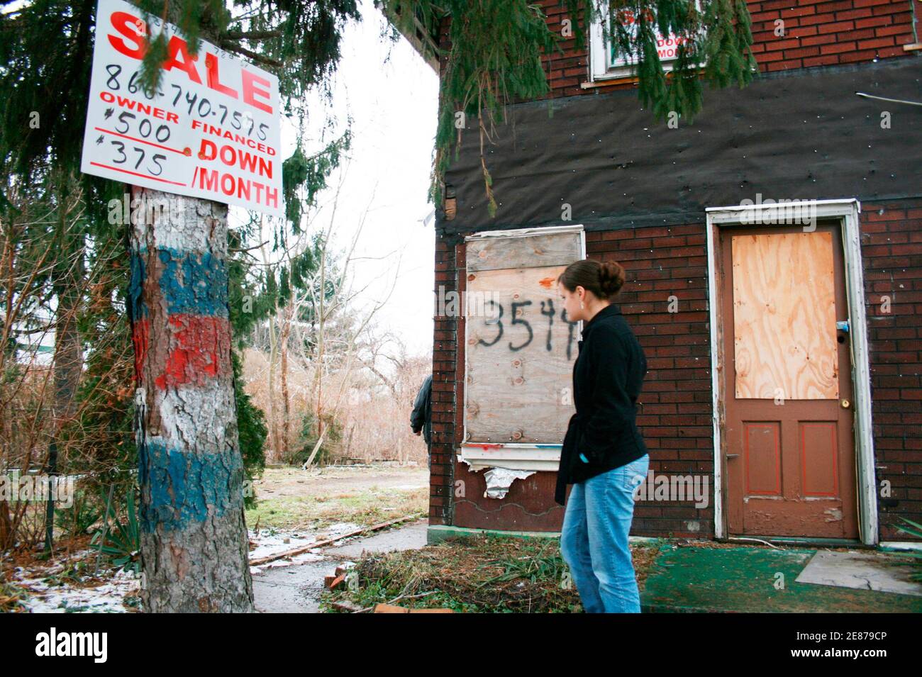 Lindsey Sacher of Cleveland-based non-profit East Side Organizing Project (ESOP) tours foreclosed homes in the city's Slavic Village on February 8, 2008 which has been ravaged by the housing crisis. ESOP and other non-profits around the country say that a growing number of stricken borrowers are tapping "payday" loans with interest rates of up to 800 percent, making it even harder for them to catch up on their home payments. Picture taken February 8, 2008. To match feature USA-HOUSING/PAYDAYLOANS.  REUTERS/Nick Carey  (UNITED STATES) Stock Photo