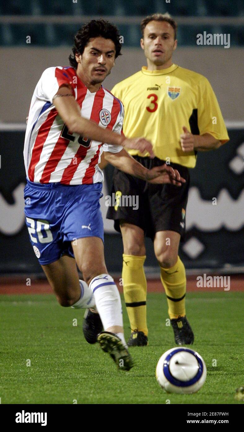 Paraguay's Santiago Selcedo (20) controls the ball during an international friendly match against Macedonia in Tehran November 13, 2005. Paraguay beat Macedonia 1-0. REUTERS/Raheb Homavandi Stock Photo