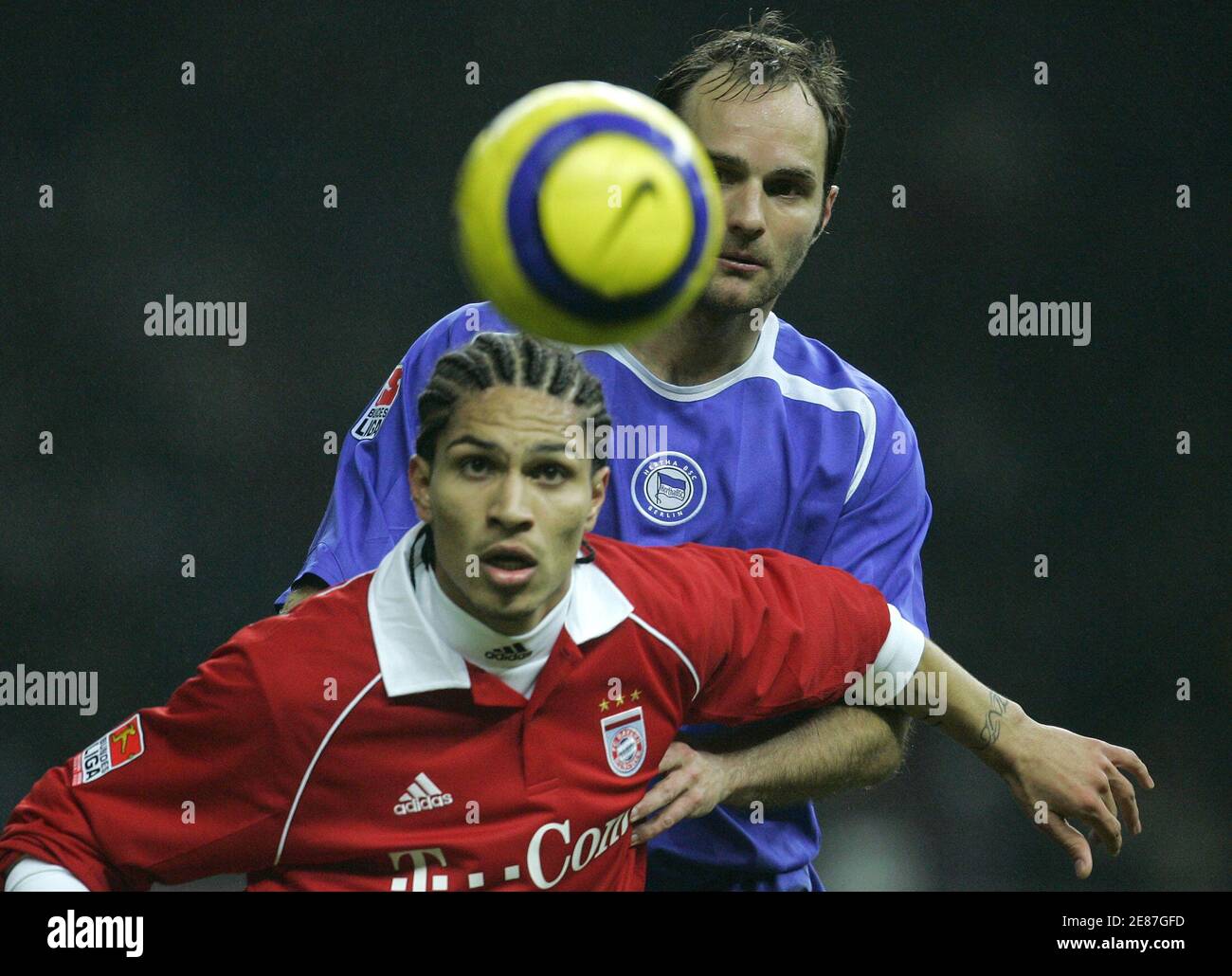 FC Bayern Munich's Jose Paolo Guerrero (front) and Hertha Berlin's Dick van  Burik fight for the ball during their German first division Bundesliga  soccer match in Berlin February 7, 2006. The match