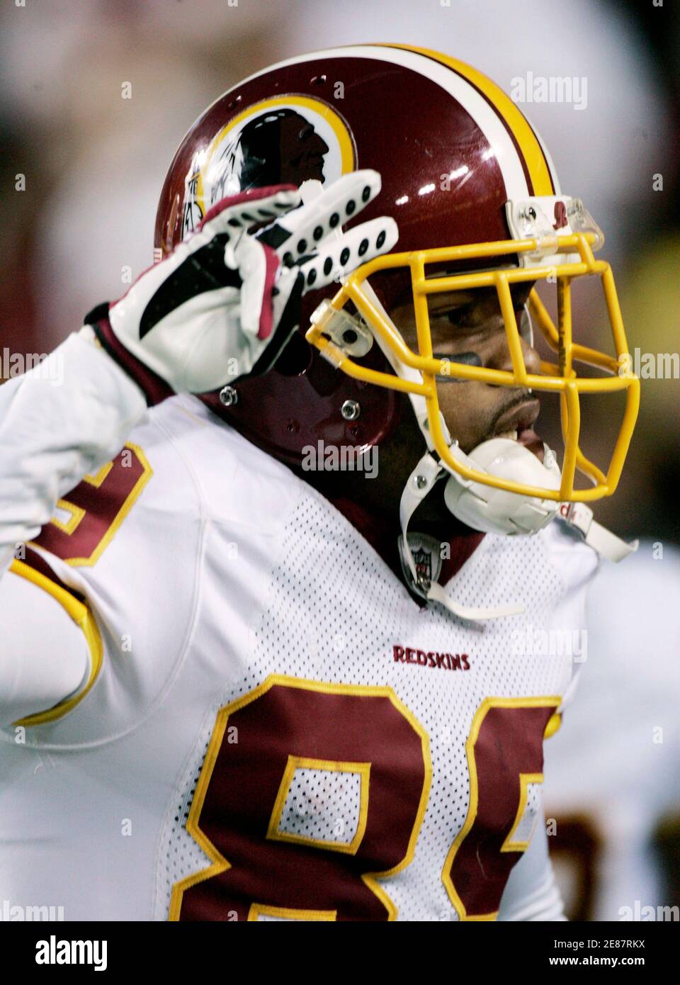 Washington Redskins' receiver Santana Moss salutes the crowd after catching the game-winning touchdown pass against the Cleveland Browns in the fourth quarter of their NFL football game in Landover, Maryland October 19, 2008. REUTERS/Gary Cameron   (UNITED STATES) Stock Photo