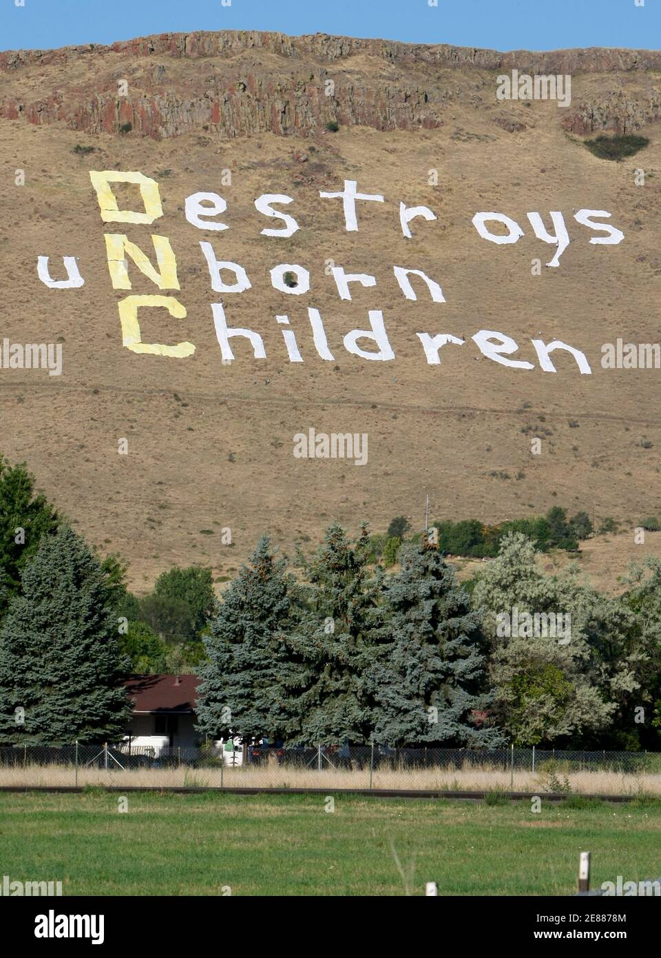Anti-abortion demonstrators unfurl a giant sign on the side of North Table Mountain in Golden, Colorado August 26, 2008 referring to the 2008 Democratic National Convention in Denver, Colorado. U.S. Senator Barack Obama (D-IL) is expected to accept the Democratic presidential nomination at the convention on August 28.  REUTERS/Rick Wilking    (UNITED STATES)   US PRESIDENTIAL ELECTION CAMPAIGN 2008  (USA) Stock Photo